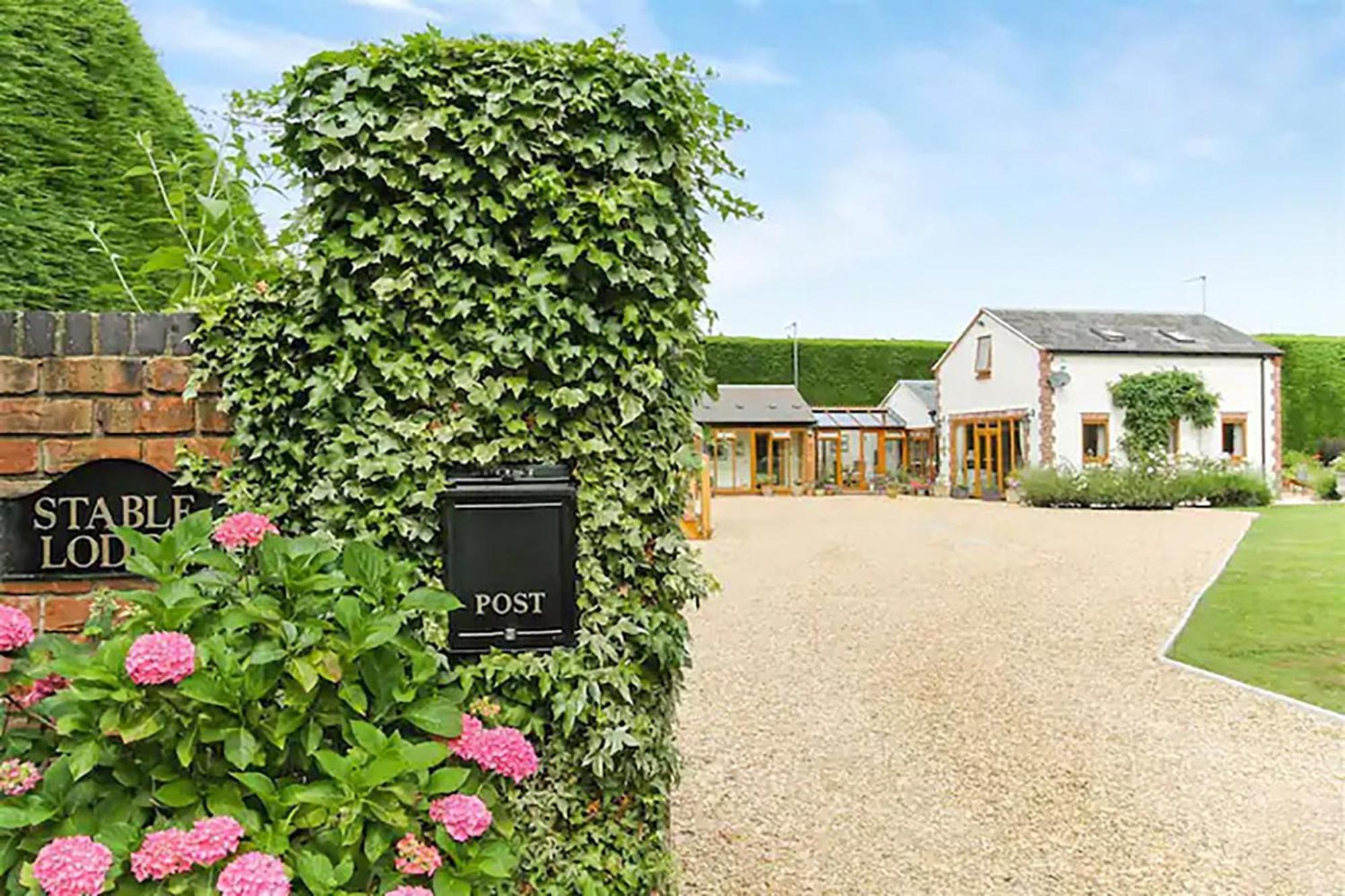 Stable Lodge - Boutique Bed & Breakfast Shurdington Exterior photo
